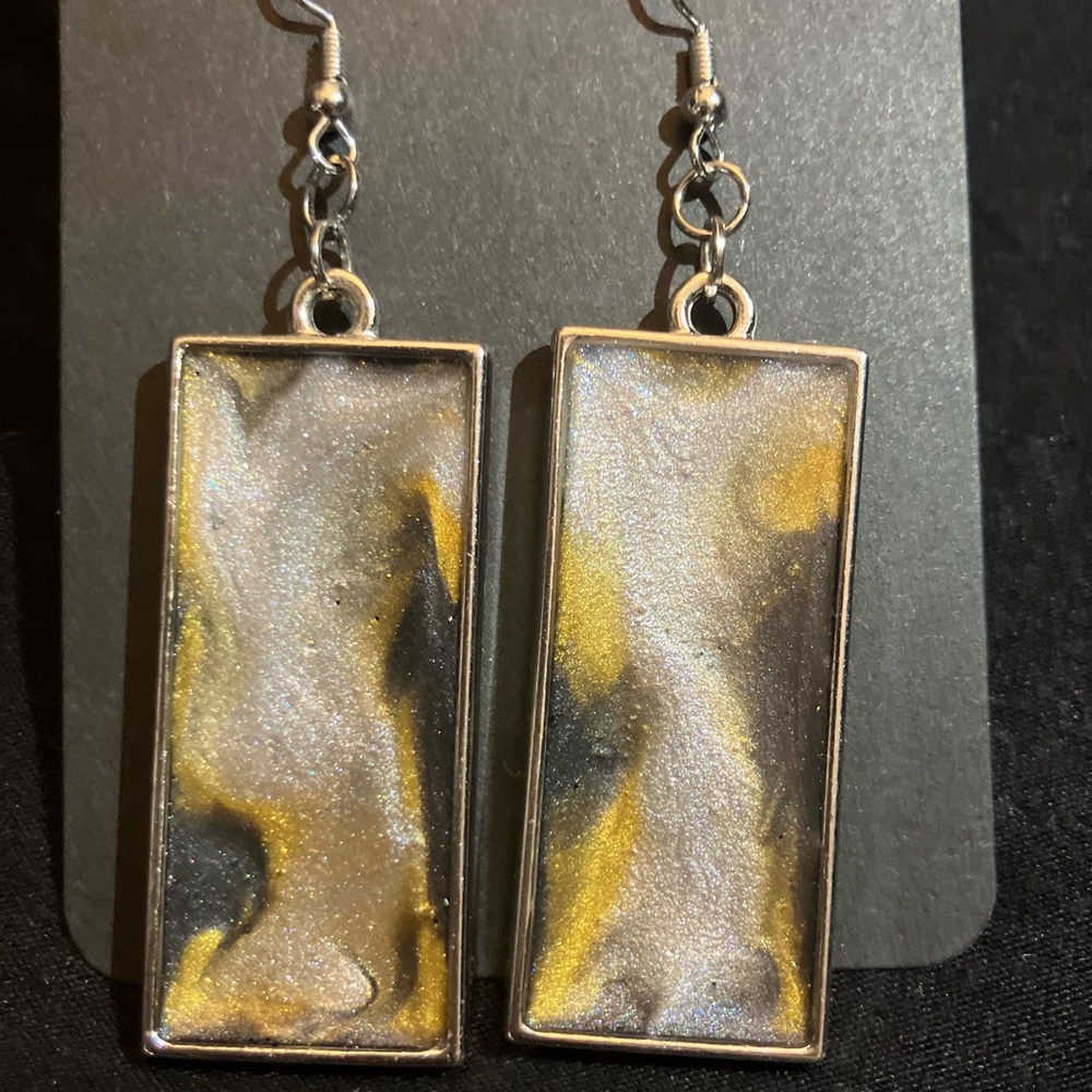 “Royal Marble Drops” part of the Midnight Reyna Collection